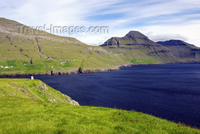 faeroe93: Streymoy island, Faroes: fjord, near Leynar - rugged landscape - photo by A.Ferrari - (c) Travel-Images.com - Stock Photography agency - Image Bank