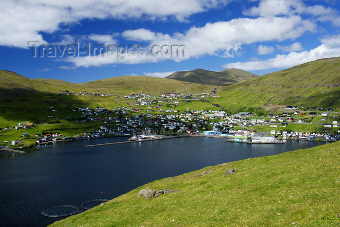 faeroe95: Vestmanna, Streymoy island, Faroes: a modern fishing village, built as an arch embracing a superbly sheltered natural harbour - Faroese harbours never freeze - photo by A.Ferrari - (c) Travel-Images.com - Stock Photography agency - Image Bank