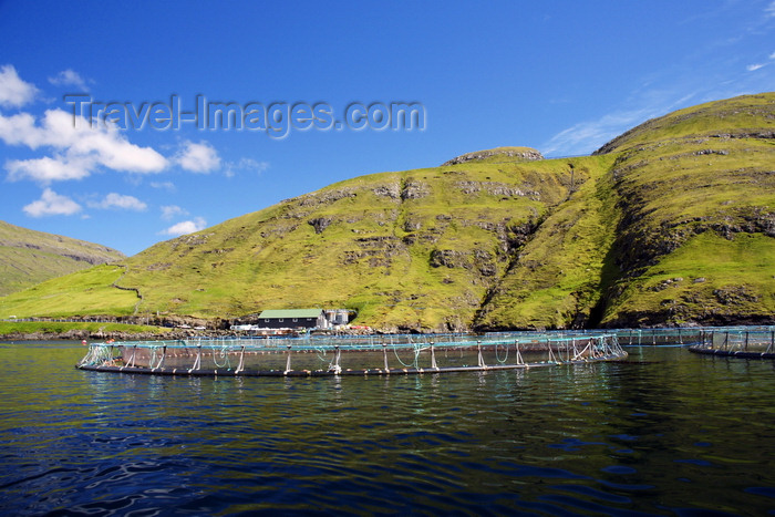 faeroe99: Vestmanna, Streymoy island, Faroes: fish farming - floating fish enclosures - photo by A.Ferrari - (c) Travel-Images.com - Stock Photography agency - Image Bank