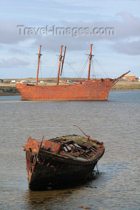 falkland4: Falkland islands / Ilhas Malvinas - Port Stanley: rusting wrecks - wreck of the Lady Elizabeth - iron ship, built in Sunderland in 1879 - Whalebone Cove (photo by C.Breschi) - (c) Travel-Images.com - Stock Photography agency - Image Bank