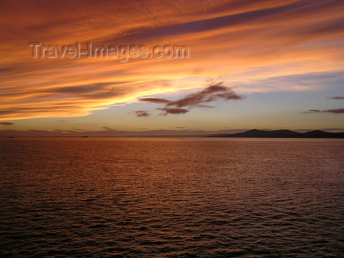 falkland55: Falkland islands / Ilhas Malvinas - East Falkland: Berkeley Sound - sunset - photo by Captain Peter - (c) Travel-Images.com - Stock Photography agency - Image Bank