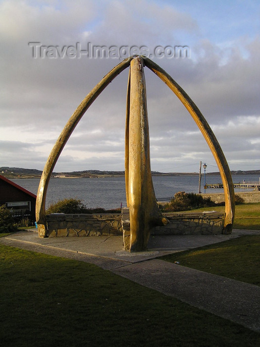 falkland59: Falkland islands / Ilhas Malvinas - East Falkland: Stanley / Puerto Argentino - whale bones and the sea - photo by Captain Peter - (c) Travel-Images.com - Stock Photography agency - Image Bank