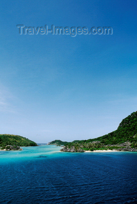 fiji19: Sawa-I-Lau Island, Yasawa group, Fiji: the site of the movie 'Blue Lagoon' - paradisiacal lagoon - photo by C.Lovell - (c) Travel-Images.com - Stock Photography agency - Image Bank