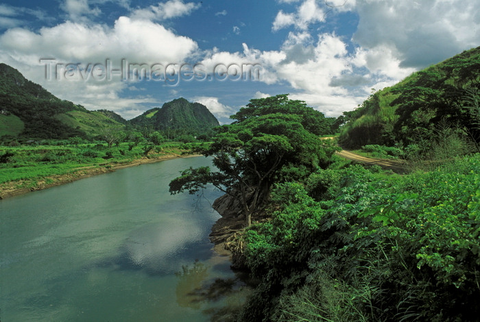 fiji8: Viti Levu, Fiji: highlands of Sigatoka River Valley, the Fertile Farmland Valley, with blue sky - photo by C.Lovell - (c) Travel-Images.com - Stock Photography agency - Image Bank