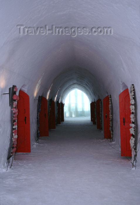 fin107: Finland - Lapland - Kemi - snow hotel - corridor - Arctic images by F.Rigaud - (c) Travel-Images.com - Stock Photography agency - Image Bank