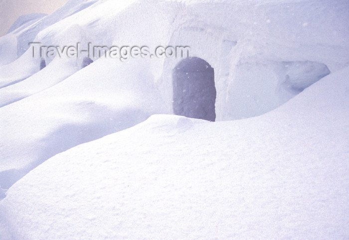 fin119: Finland - Lapland - Saariselkä - Kakslauttanen Lap Hotel & Igloo Village - igloos - Arctic images by F.Rigaud - (c) Travel-Images.com - Stock Photography agency - Image Bank