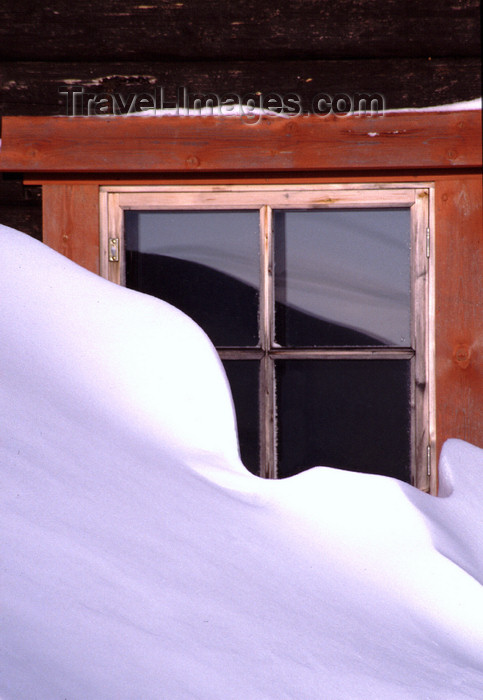 fin35: Finland - Lapland - Saarselkä - snow covered window - Arctic images by F.Rigaud - (c) Travel-Images.com - Stock Photography agency - Image Bank