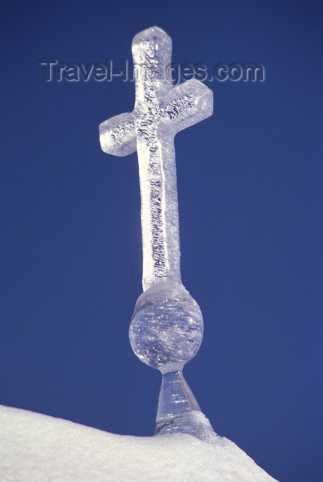 fin54: Finland - Lapland: ice church - cross (photo by F.Rigaud) - (c) Travel-Images.com - Stock Photography agency - Image Bank