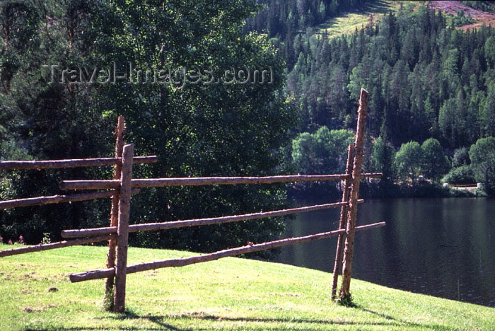 fin69: Finland - Tahko: Lake Syväri - fence (photo by F.Rigaud) - (c) Travel-Images.com - Stock Photography agency - Image Bank