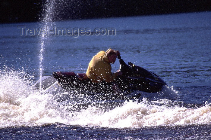 fin70: Finland - Tahko: jet-ski on Lake Syväri / moto de água (photo by F.Rigaud) - (c) Travel-Images.com - Stock Photography agency - Image Bank