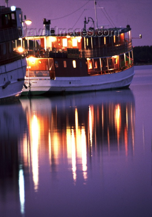 fin81: Finland - Kuopio (Ita-Suomen Laani): night on lake Kallavesi - boat reflection (photo by F.Rigaud) - (c) Travel-Images.com - Stock Photography agency - Image Bank