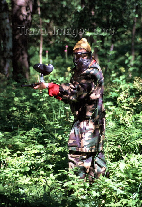 fin82: Finland - Kuopio (Ita-Suomen Laani): paint-ball in the forest - combat game (photo by F.Rigaud) - (c) Travel-Images.com - Stock Photography agency - Image Bank