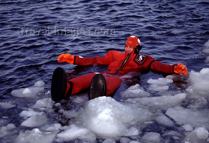 fin93: Finland - Lapland - Kemi - Gulf of Bothnia - bathing in the freezing waters - Arctic images by F.Rigaud - (c) Travel-Images.com - Stock Photography agency - Image Bank