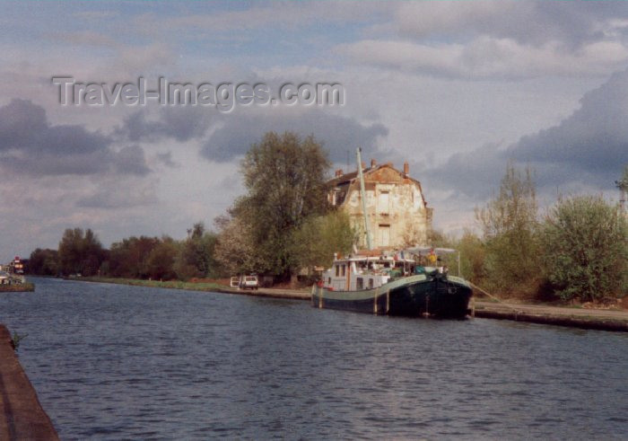 france10: France - Mulhouse / Mulhausen  (Haut-Rhin - Alsace /  Elsass): by the canal (photo by Miguel Torres) - (c) Travel-Images.com - Stock Photography agency - Image Bank