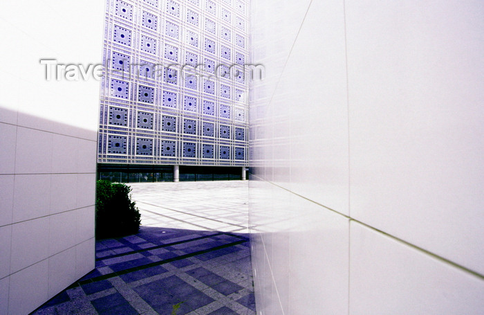 france1003: Paris, France: Institut du Monde Arabe (IMA), Arab World Institute - architect Jean Nouvel - moving geometric motifs of a modern Mashrabiya or Shanasheel - 5e arrondissement - photo by K.Gapys - (c) Travel-Images.com - Stock Photography agency - Image Bank