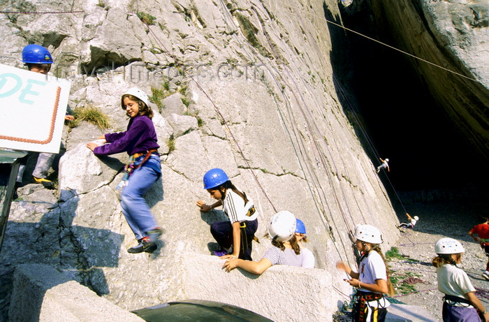 france1010: Sisteron, Alpes de Haute Provence, PACA: children climbing a steep rock face - photo by K.Gapys - (c) Travel-Images.com - Stock Photography agency - Image Bank