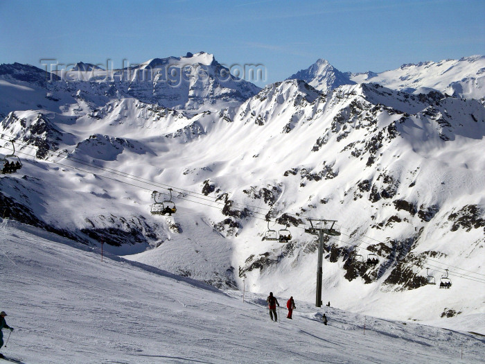 france1011: France / Frankreich -Val d'Isère - Haute-Tarentaise - Tignes (Savoie): slopes - ski lift (photo by R.Wallace) - (c) Travel-Images.com - Stock Photography agency - Image Bank
