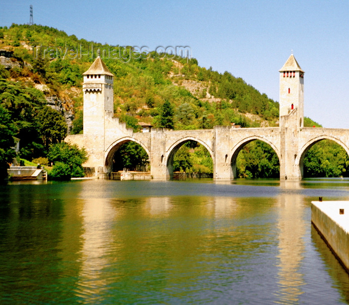 france1018: Cahors, Lot, Midi-Pyrénées, France: Pont de Valentré - six-span fortified stone arch bridge over the River Lot - 14th-century - Pont de Balandras - photo by K.Gapys - (c) Travel-Images.com - Stock Photography agency - Image Bank