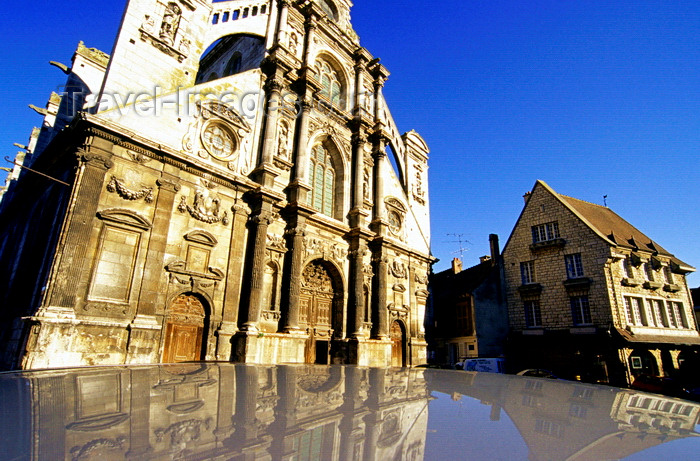 france1034: Auxerre, Yonne, Burgundy / Bourgogne, France: gable of Auxerre Cathedral - Cathédrale Saint-Étienne d'Auxerre - reflection on the roof of a car - photo by K.Gapys - (c) Travel-Images.com - Stock Photography agency - Image Bank