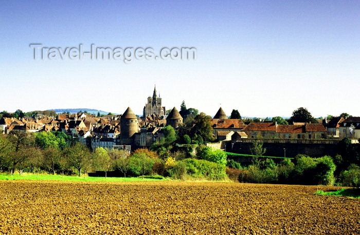 france1035: Semur-en-Auxois, Côte-d'Or, Burgundy / Bourgogne, France: town view with the fortress (Donjon) and the church of Notre-Dame de Semur-en-Auxois - photo by K.Gapys - (c) Travel-Images.com - Stock Photography agency - Image Bank