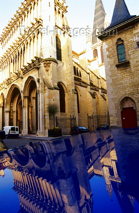 france1039: Dijon, Côte-d'Or, Burgundy / Bourgogne, France: church of Notre-Dame de Dijon reflected on a car - thin colonettes, dating from the second quarter of the thirteenth century - architect Viollet-le-Duc - photo by K.Gapys - (c) Travel-Images.com - Stock Photography agency - Image Bank