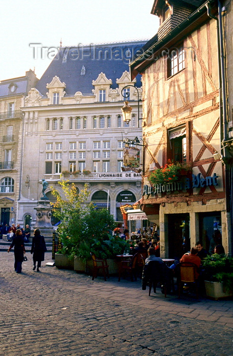 france1040: Dijon, Côte-d'Or, Burgundy / Bourgogne, France: restaurant 'Au Moulin a Vent' - Place du Bareuzaimore / Place François Rude - photo by K.Gapys - (c) Travel-Images.com - Stock Photography agency - Image Bank