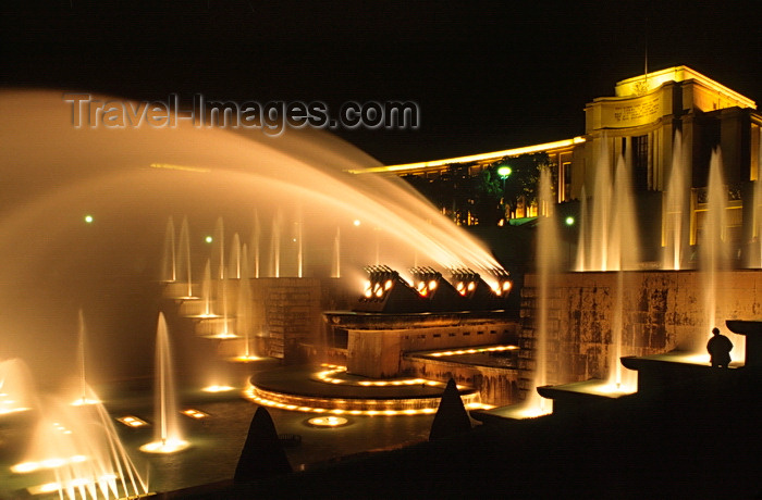 france1048: Paris, France: night shot of the fountains of the Palais de Chaillot and the Gardens of the Trocadéro - designed by Jean-Charles Alphand - 16e arrondissement - photo by C.Lovell - (c) Travel-Images.com - Stock Photography agency - Image Bank