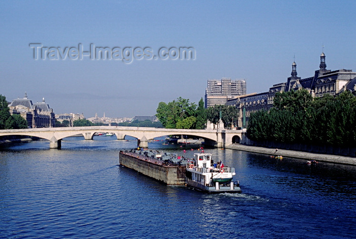 france1052: Paris, France: a tugboat pushes a barge under the Carrousel Bridge which spans the river Seine in front of the Louvre Museum - 1er arrondissement - photo by C.Lovell - (c) Travel-Images.com - Stock Photography agency - Image Bank