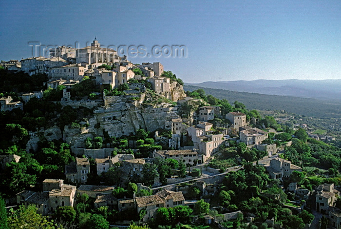 france1053: Gordes, Vaucluse, PACA, France: panoramic view of the hilltop village and the Luberon Valley - Les Monts de Vaucluse - photo by C.Lovell - (c) Travel-Images.com - Stock Photography agency - Image Bank