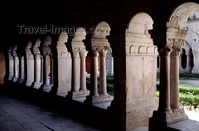 france1059: Gordes, Vaucluse, PACA, France: columns and archways in the inner cloister Sénanque Abbey, 12th century Cistercian - abadiá de Senhanca - photo by C.Lovell - (c) Travel-Images.com - Stock Photography agency - Image Bank
