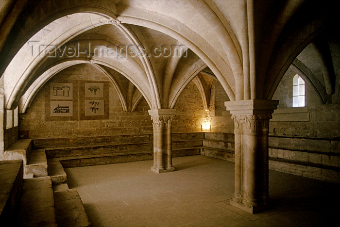 france1060: Gordes, Vaucluse, PACA, France: columns and archways - vaulted room in Sénanque Abbey, 12th century Cistercian - abadiá de Senhanca - photo by C.Lovell - (c) Travel-Images.com - Stock Photography agency - Image Bank