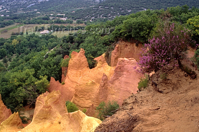 france1064: Roussillon, Vaucluse, PACA, France: the many hued cliffs of the former Ochre Quarries and the rolling hills of Roussillon - hoodoos in the Parc Naturel Régional du Luberon - photo by C.Lovell - (c) Travel-Images.com - Stock Photography agency - Image Bank