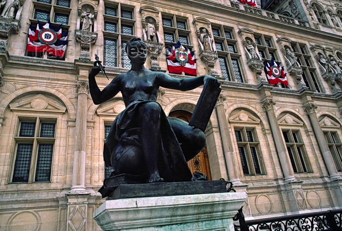 france1069: Paris, France: bronze statue in the plaza of the Hotel de Ville - 4e arrondissement - photo by C.Lovell - (c) Travel-Images.com - Stock Photography agency - Image Bank