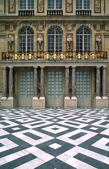 france1072: Versailles, Yvelines, Île-de-France, France: Palace of Versailles, the pleasure palace of Louis XIV, the Sun King - decorated architecture and black and white mosaics - photo by C.Lovell - (c) Travel-Images.com - Stock Photography agency - Image Bank