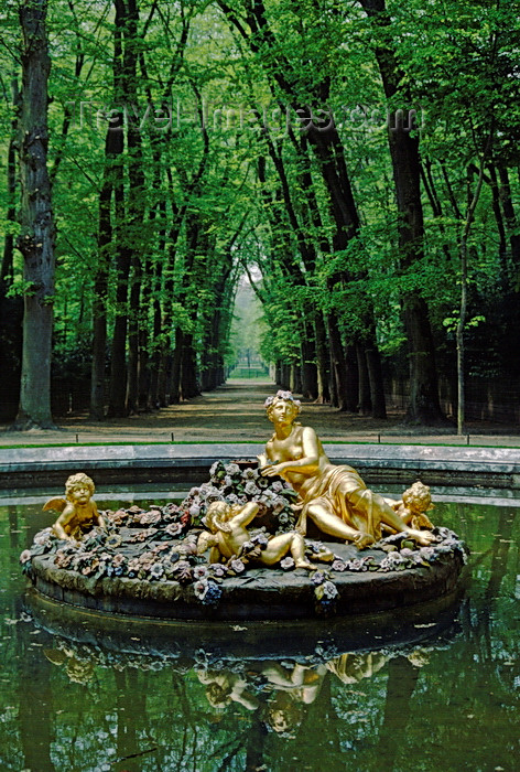 france1073: Versailles, Yvelines, Île-de-France, France: fountain with gilded statues in the gardens of Versailles Palace - photo by C.Lovell - (c) Travel-Images.com - Stock Photography agency - Image Bank