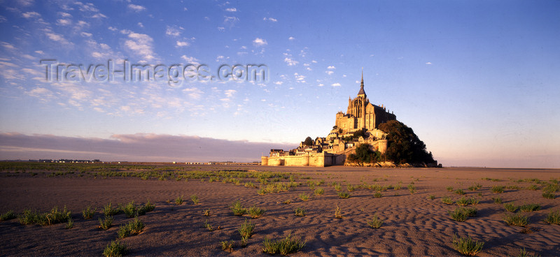 france1084: France - France - Mont St Michel (Manche, Normandy): panorama - low tide - photo by W.Algöwer  -   Der Mont-Saint-Michel (48,638°N; 1,511°W) ist eine felsige Insel im Wattenmeer an der Mündung des Couesnon etwa 1 km vor der Küste der Normandie, nahe Avranches und der Grenze zur Bretagne. Die Insel ist berühmt für das auf ihr erbaute Benediktinerkloster (11. bis 16. Jahrhundert), das die im Umfang nur etwa 1 km große Insel dominiert. Es ist eines der schönsten Beispiele für französische mittelalterliche Architektur und für eine befestigte Abtei.
Im Kloster leben und arbeiten noch heute Benediktinermönche, obwohl der Mont Saint-Michel zu einer großen Touristenattraktion geworden ist, die etwa 3,5 Millionen Menschen jährlich besuchen. Der Berg und seine Bucht gehören seit 1979 dem Weltkulturerbe der UNESCO an.
[Enzyklopädie: Mont-Saint-Michel. DB Sonderband: Wikipedia 2005/2006, S. 551431] - (c) Travel-Images.com - Stock Photography agency - Image Bank