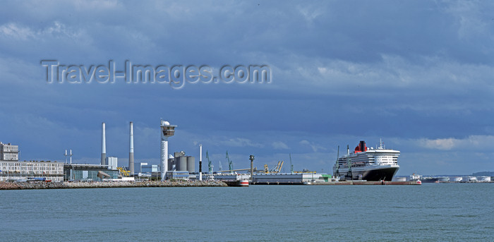 france1100: France - Le Havre (Seine-Maritime, Haute-Normandie): Musee Malraux, Coal Fired Power Station,  Queen Mary 2 - photo by A.Bartel - (c) Travel-Images.com - Stock Photography agency - Image Bank