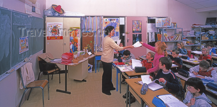 france1101: France - Le Havre (Seine-Maritime, Haute-Normandie): classroom, CE1, Junior School - teacher and students - photo by A.Bartel - (c) Travel-Images.com - Stock Photography agency - Image Bank