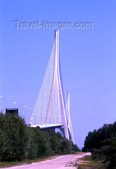 france1116: Le Havre, Seine-Maritime, Haute-Normandie, France: Normandy Bridge - cable-stayed road bridge spaning the river Seine, linking Le Havre to Honfleur - photo by A.Bartel - (c) Travel-Images.com - Stock Photography agency - Image Bank