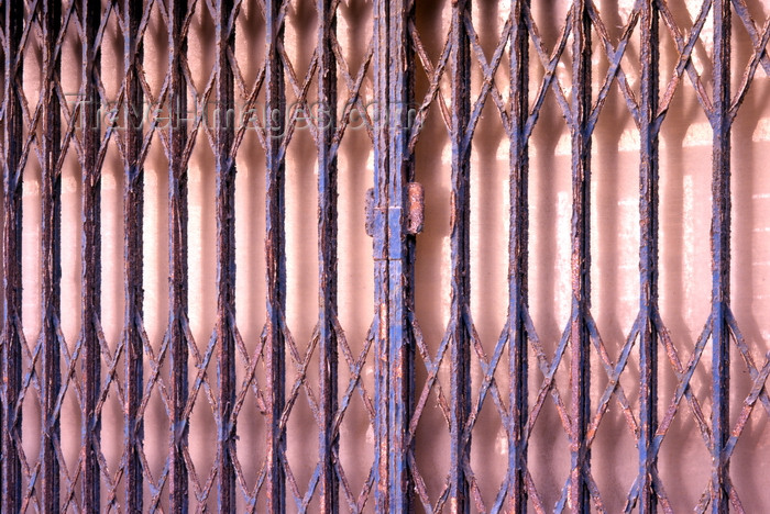 france1128: Le Havre, Seine-Maritime, Haute-Normandie, France: rusted steel security railings - empty shop - photo by A.Bartel - (c) Travel-Images.com - Stock Photography agency - Image Bank