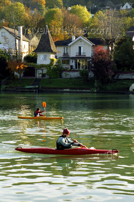 france1136: La Varenne, Val-de-Marne, Ile-de-France: Marne, kayak and town - photo by Y.Baby - (c) Travel-Images.com - Stock Photography agency - Image Bank