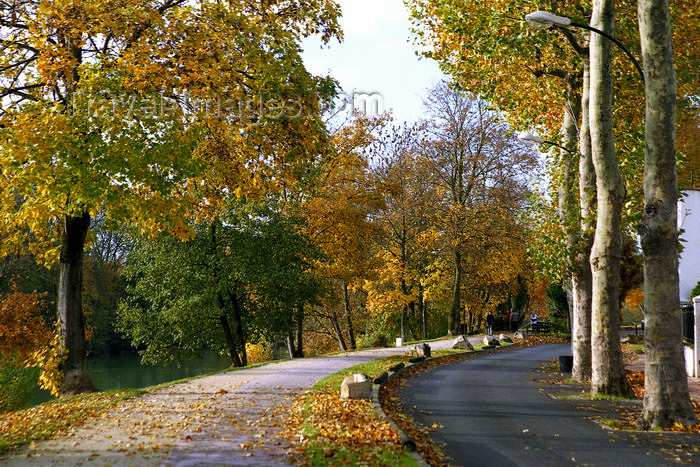 france1142: La Varenne, Val-de-Marne, Ile-de-France: road and cycleway - autumn - photo by Y.Baby - (c) Travel-Images.com - Stock Photography agency - Image Bank