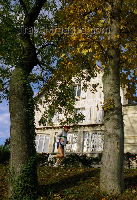 france1146: La Varenne, Val-de-Marne, Ile-de-France: jogger - photo by Y.Baby - (c) Travel-Images.com - Stock Photography agency - Image Bank