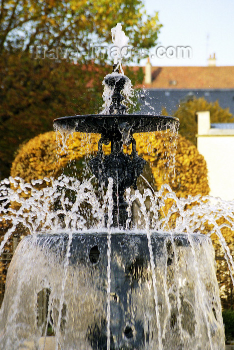 france1152: La Varenne, Val-de-Marne, Ile-de-France: fountain - photo by Y.Baby - (c) Travel-Images.com - Stock Photography agency - Image Bank