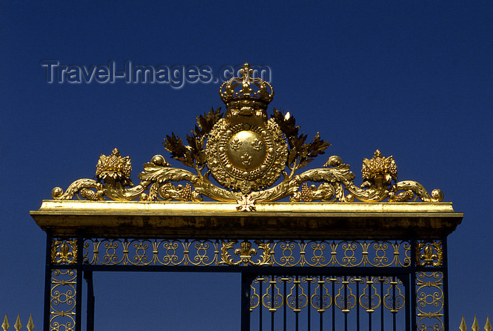 france1155: Versailles, Yvelines département, France: Palace of Versailles / Château de Versailles - detail of the main entrance - gilded iron gate - photo by Y.Baby - (c) Travel-Images.com - Stock Photography agency - Image Bank