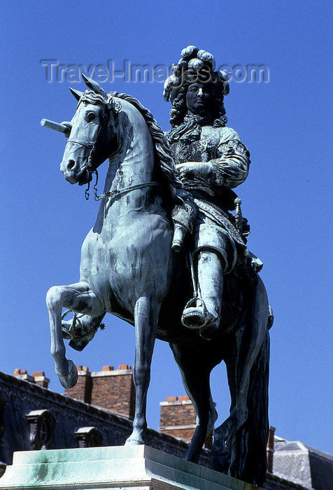 france1157: Versailles, Yvelines département, France: Palace of Versailles / Château de Versailles - equestrian statue of Louis XVI, King of France and Navarre - photo by Y.Baby - (c) Travel-Images.com - Stock Photography agency - Image Bank