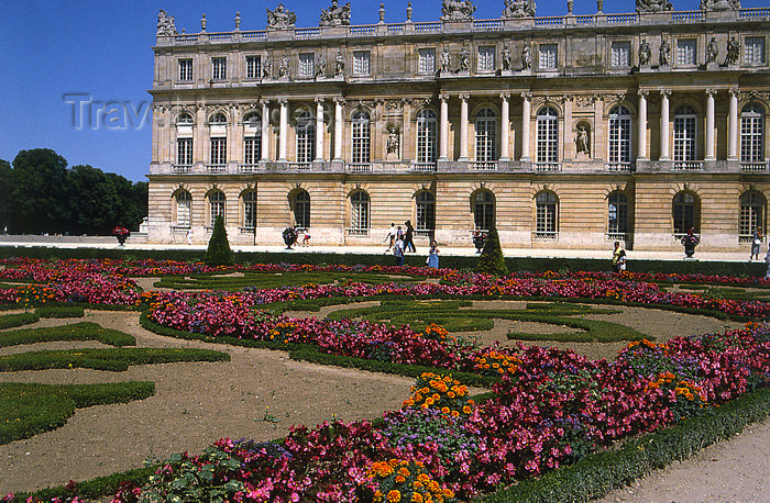 france1159: Versailles, Yvelines département, France: Palace of Versailles / Chateau de Versailles - palace façade and garden - photo by Y.Baby - (c) Travel-Images.com - Stock Photography agency - Image Bank