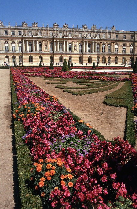 france1160: Versailles, Yvelines département, France: Palace of Versailles / Château de Versailles - flower beds and the palace - parterre - photo by Y.Baby - (c) Travel-Images.com - Stock Photography agency - Image Bank