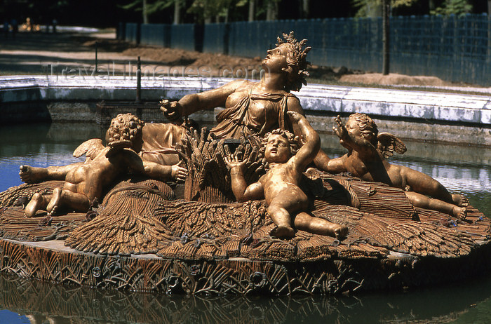 france1168: Versailles, Yvelines département, France: Palace of Versailles / Château de Versailles - harvest - sculpture in a fountain - photo by Y.Baby - (c) Travel-Images.com - Stock Photography agency - Image Bank