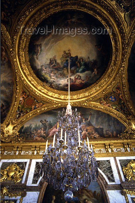 france1171: Versailles, Yvelines département, France: Palace of Versailles / Château de Versailles - Hall of Mirrors - chandelier and ceiling paintings celebrating the the reign of Louis XIV, Sun King - photo by Y.Baby - (c) Travel-Images.com - Stock Photography agency - Image Bank